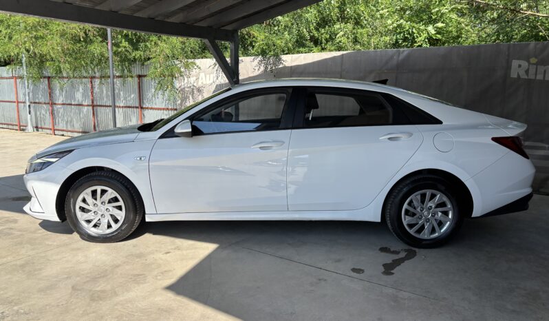 
								Hyundai Elantra 1.6 l 123 CP CVT Highway full									