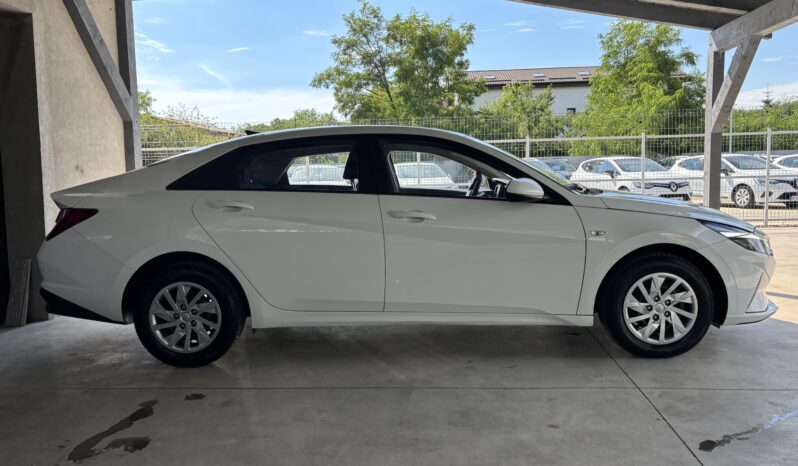
								Hyundai Elantra 1.6 l 123 CP CVT Highway full									