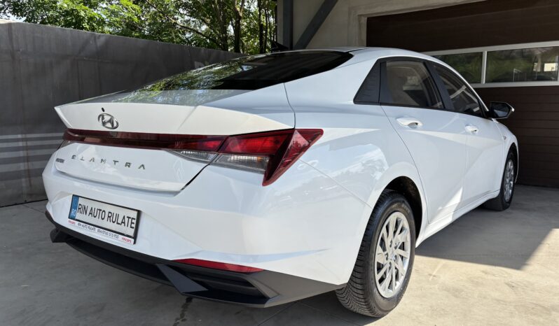 
								Hyundai Elantra 1.6 l 123 CP CVT Highway full									