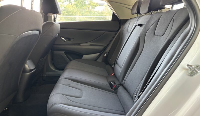 
								Hyundai Elantra 1.6 l 123 CP CVT Highway full									