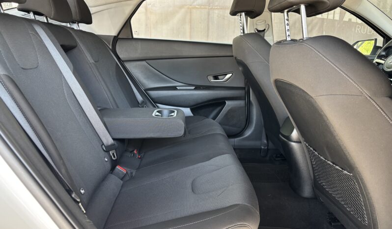 
								Hyundai Elantra 1.6 l 123 CP CVT Highway full									