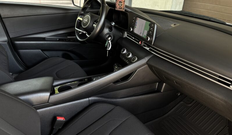 
								Hyundai Elantra 1.6 l 123 CP CVT Highway full									