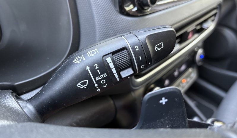 
								Hyundai KONA full									