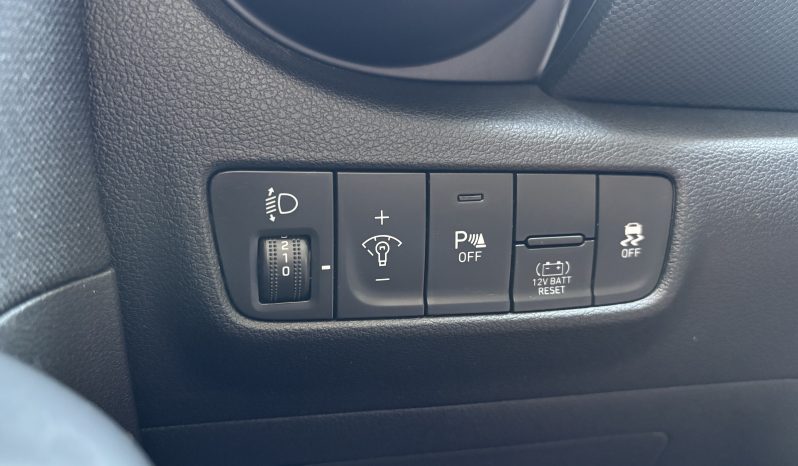 
								Hyundai KONA full									