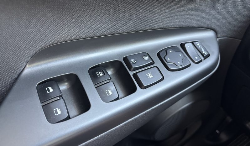 
								Hyundai KONA full									