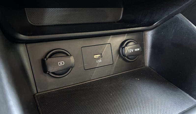 
								Hyundai KONA full									